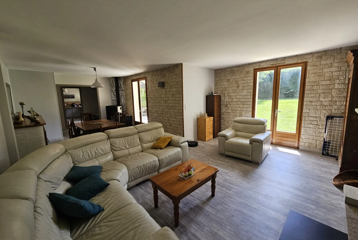 Maison familiale de plain-pied avec jardin, piscine et garage à Sansais 