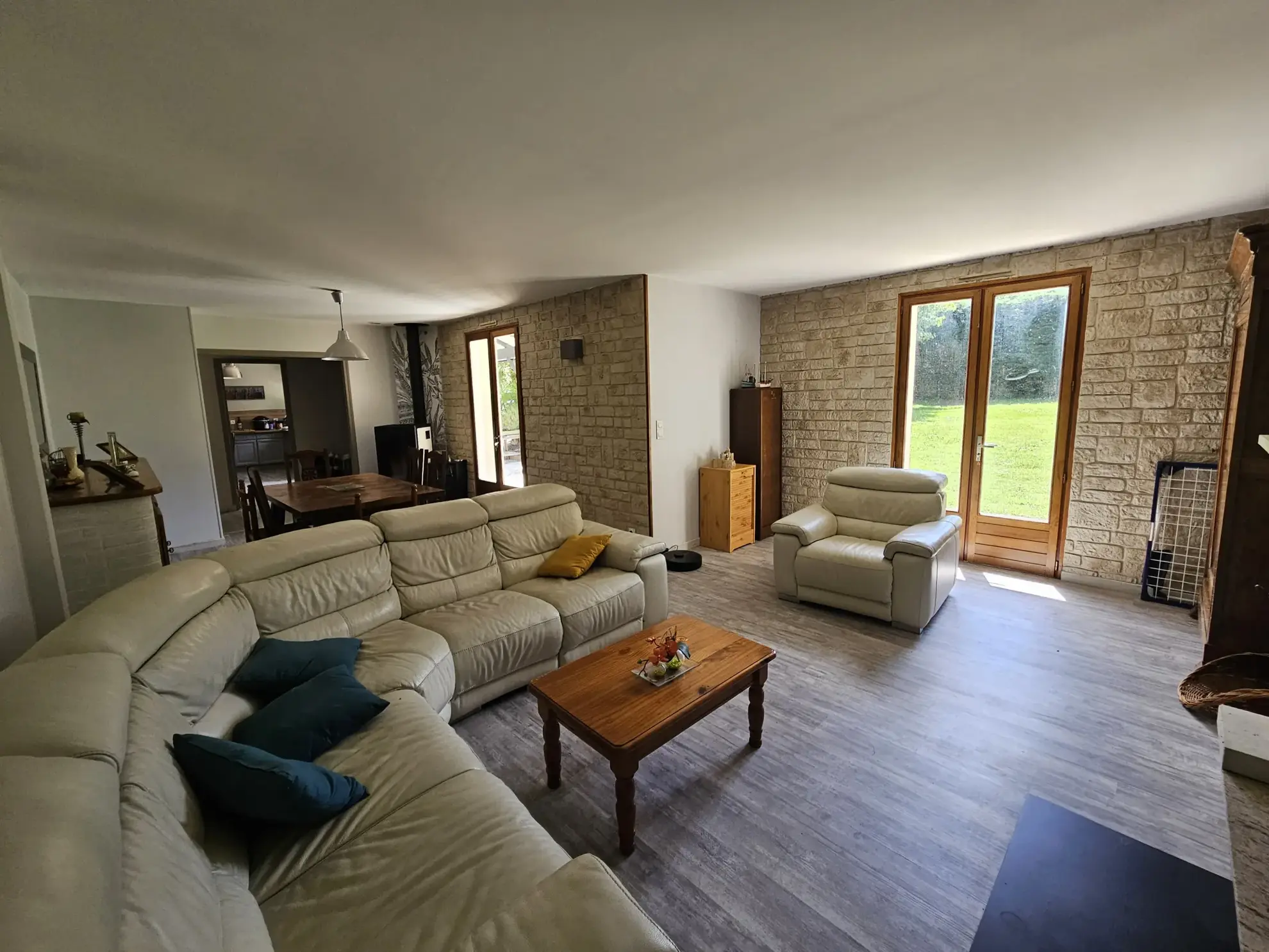 Maison familiale de plain-pied avec jardin, piscine et garage à Sansais 