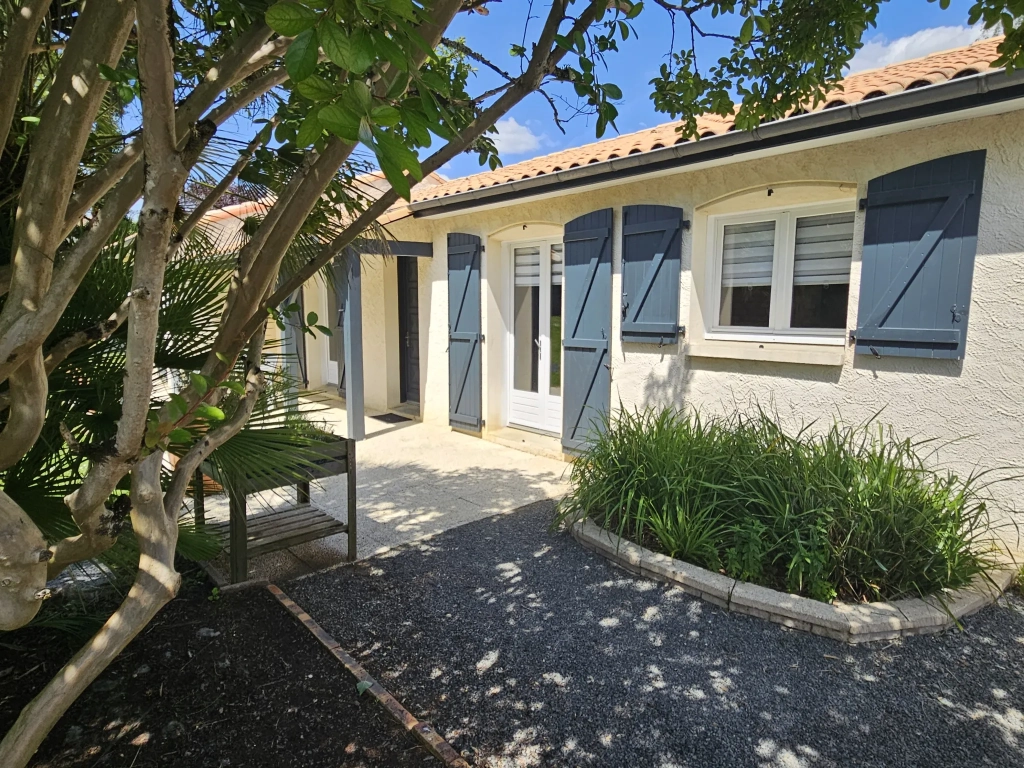 Maison familiale de plain-pied avec jardin, piscine et garage à Sansais