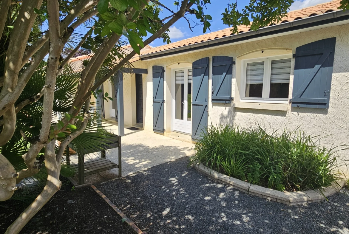 Maison familiale de plain-pied avec jardin, piscine et garage à Sansais 