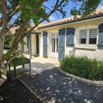 Maison familiale de plain-pied avec jardin, piscine et garage à Sansais
