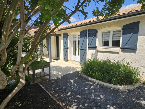 Maison familiale de plain-pied avec jardin, piscine et garage à Sansais