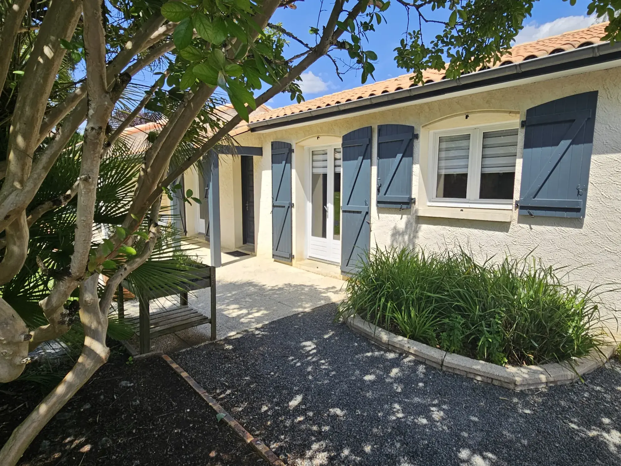 Maison familiale de plain-pied avec jardin, piscine et garage à Sansais 