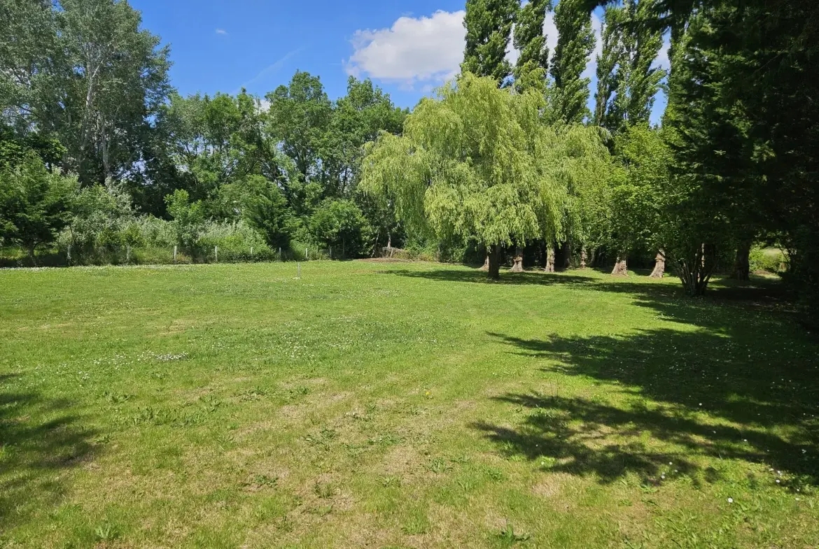 Maison familiale de plain-pied avec jardin, piscine et garage à Sansais 