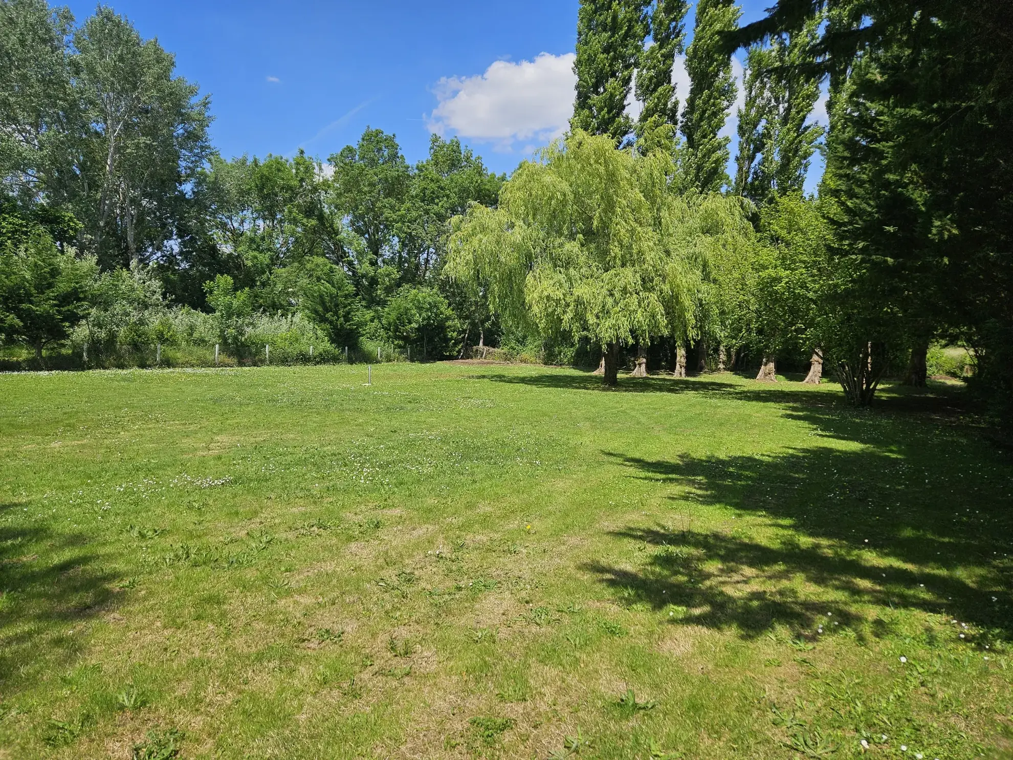 Maison familiale de plain-pied avec jardin, piscine et garage à Sansais 