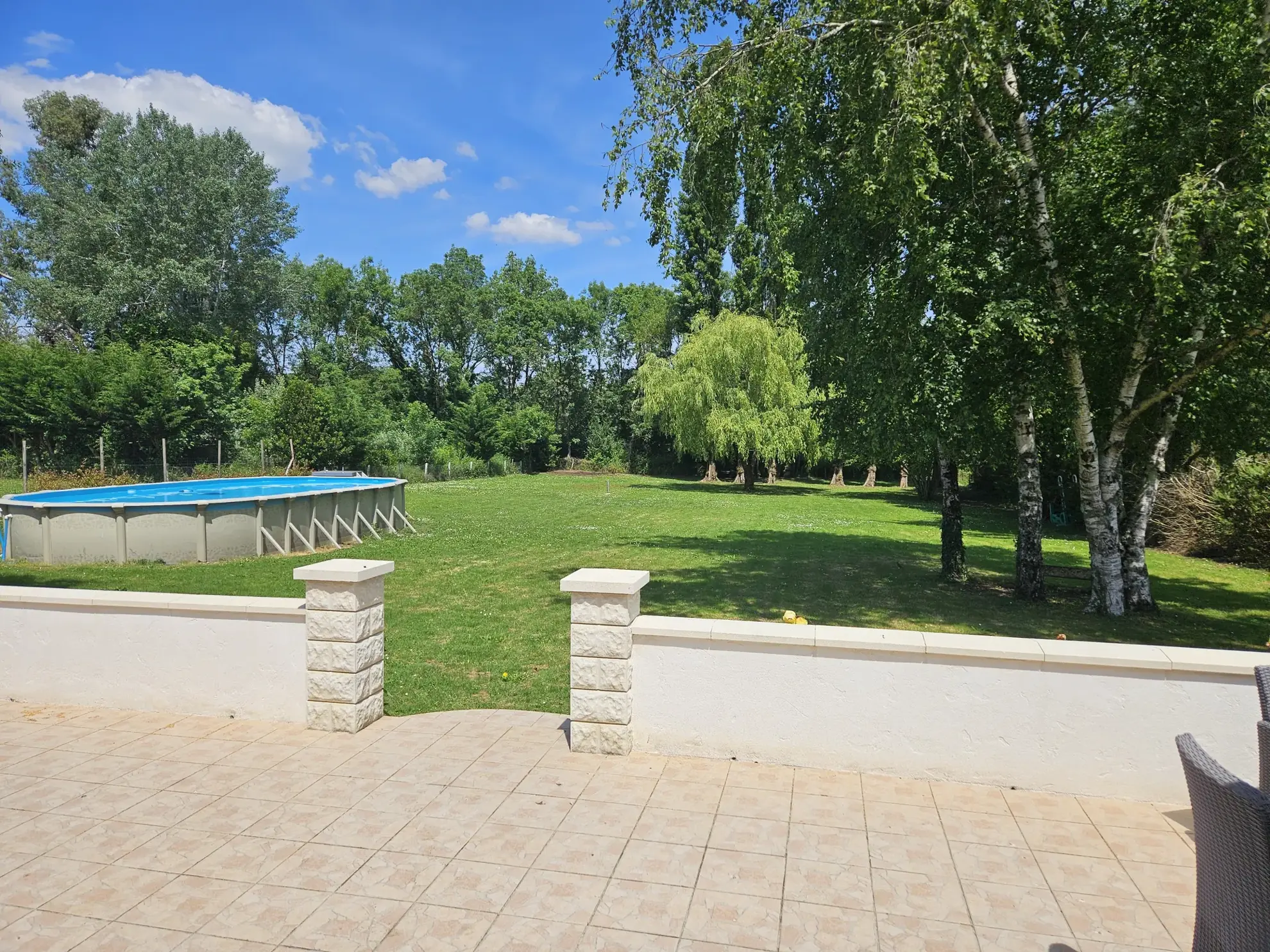 Maison familiale de plain-pied avec jardin, piscine et garage à Sansais 
