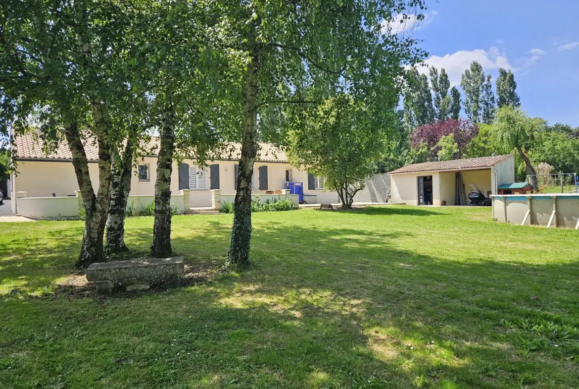 Maison familiale de plain-pied avec jardin, piscine et garage à Sansais 