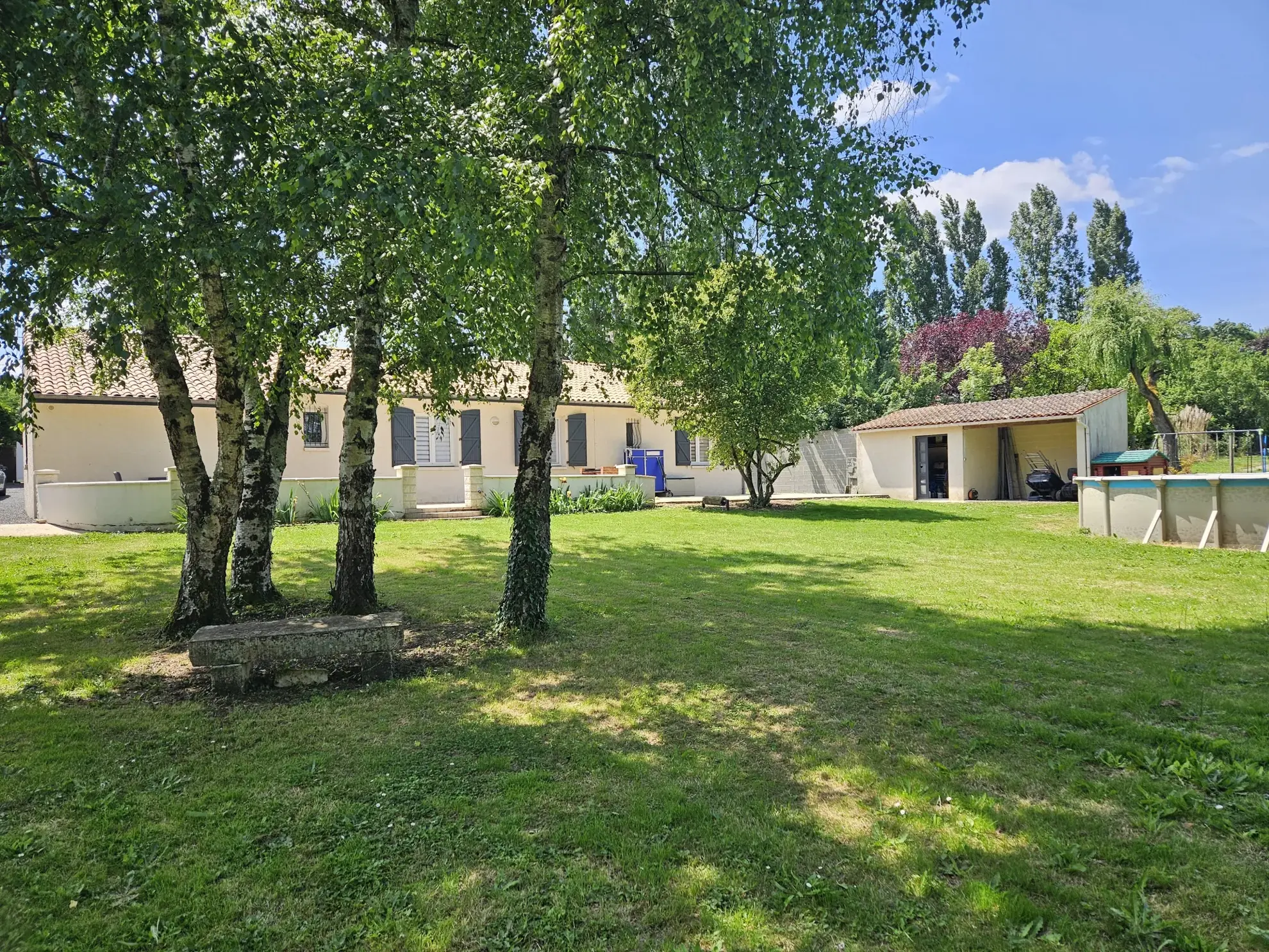 Maison familiale de plain-pied avec jardin, piscine et garage à Sansais 