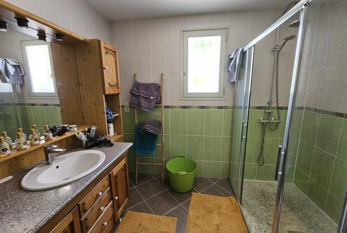 Maison familiale de plain-pied avec jardin, piscine et garage à Sansais 