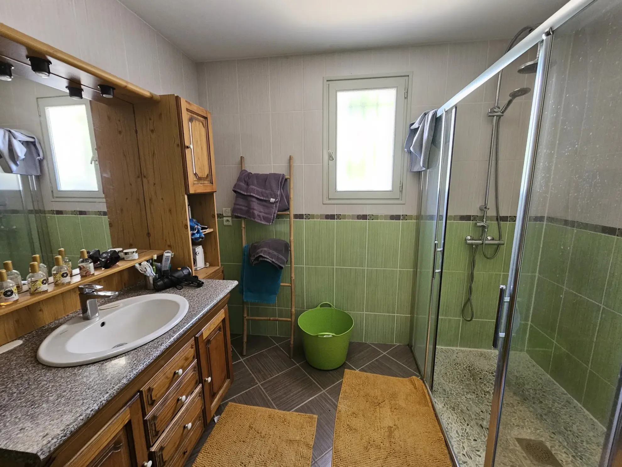 Maison familiale de plain-pied avec jardin, piscine et garage à Sansais 
