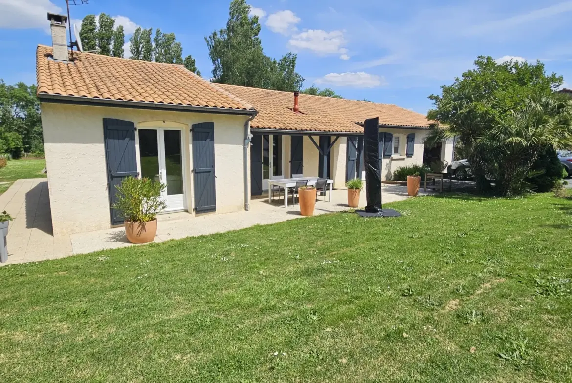 Maison familiale de plain-pied avec jardin, piscine et garage à Sansais 