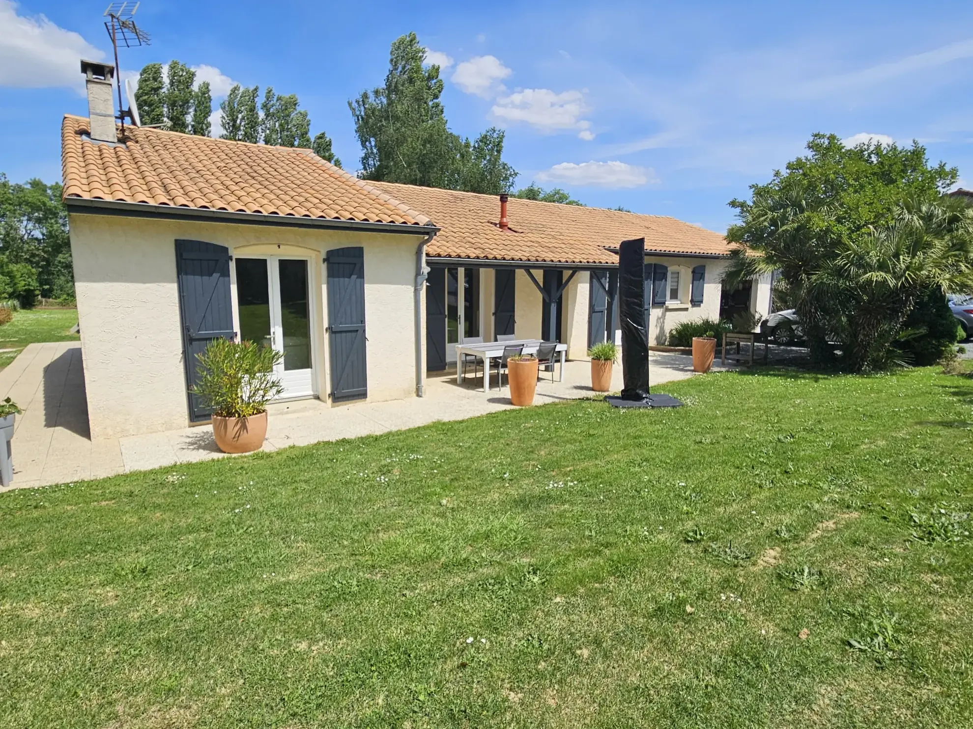 Maison familiale de plain-pied avec jardin, piscine et garage à Sansais 