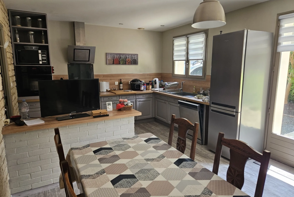 Maison familiale de plain-pied avec jardin, piscine et garage à Sansais 