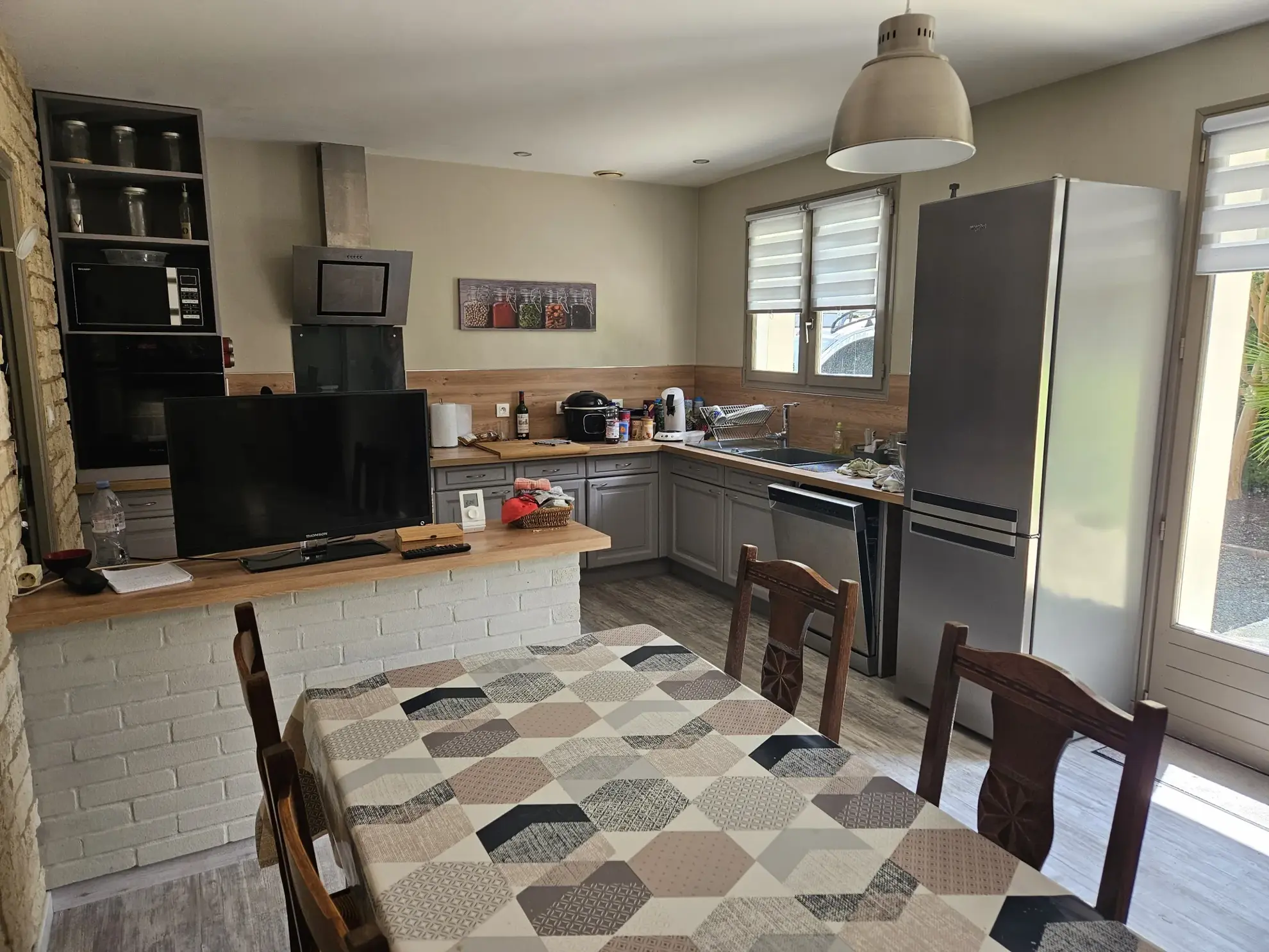 Maison familiale de plain-pied avec jardin, piscine et garage à Sansais 