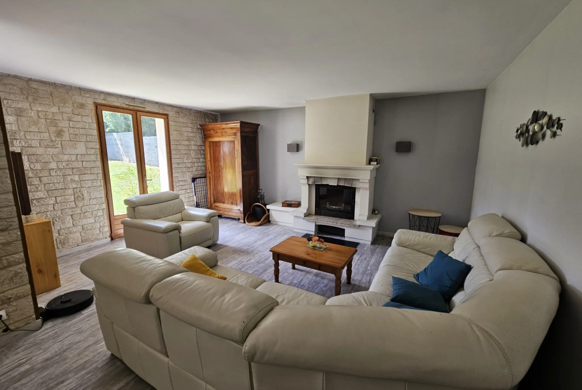 Maison familiale de plain-pied avec jardin, piscine et garage à Sansais 