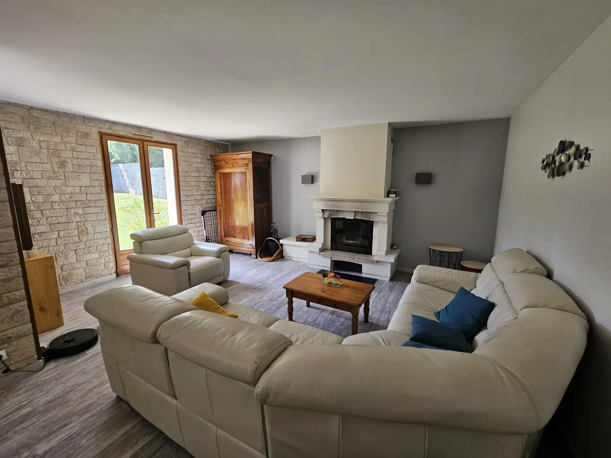 Maison familiale de plain-pied avec jardin, piscine et garage à Sansais 