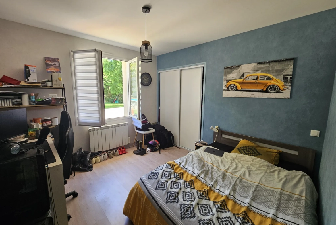 Maison familiale de plain-pied avec jardin, piscine et garage à Sansais 