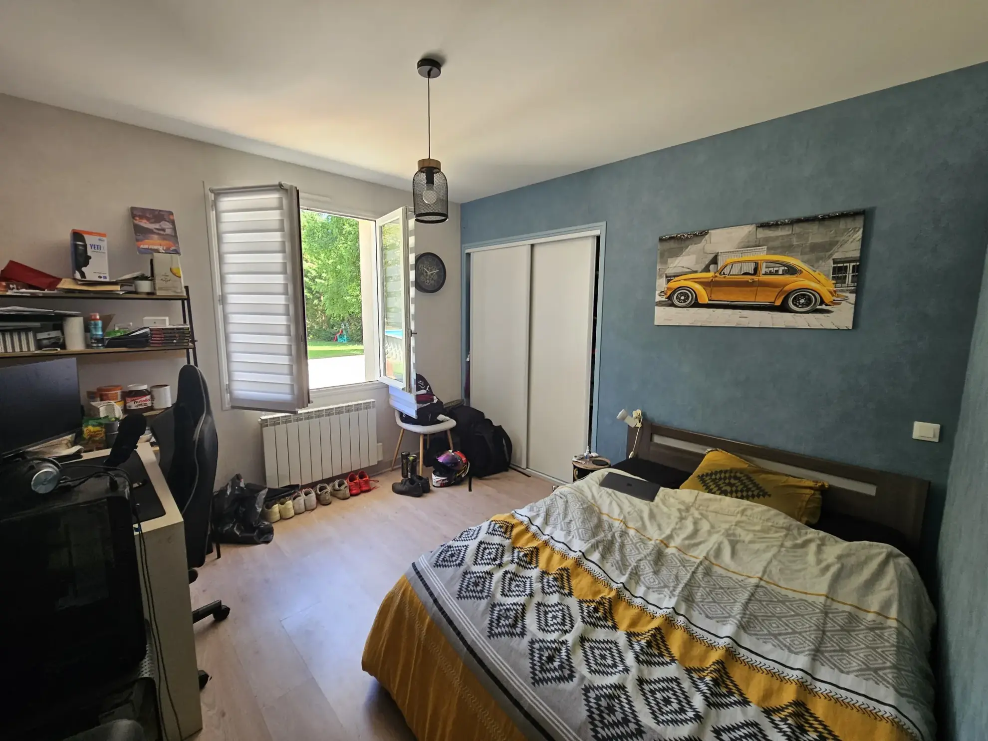 Maison familiale de plain-pied avec jardin, piscine et garage à Sansais 