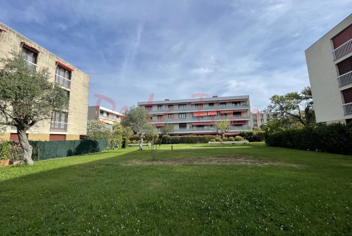 Appartement T3 avec garage, cave, piscine et court de tennis à Saint-Julien (13012) 
