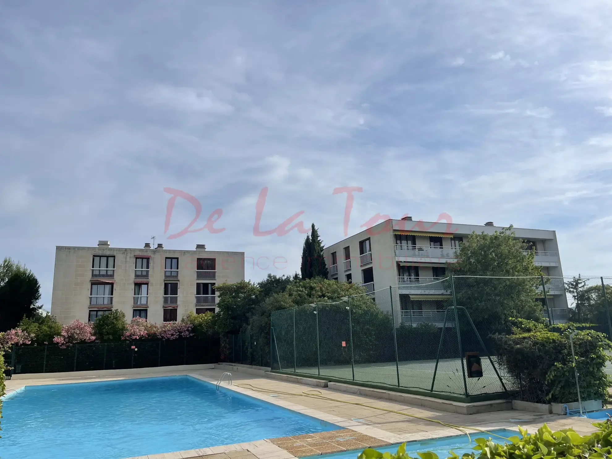 Appartement T3 avec garage, cave, piscine et court de tennis à Saint-Julien (13012) 