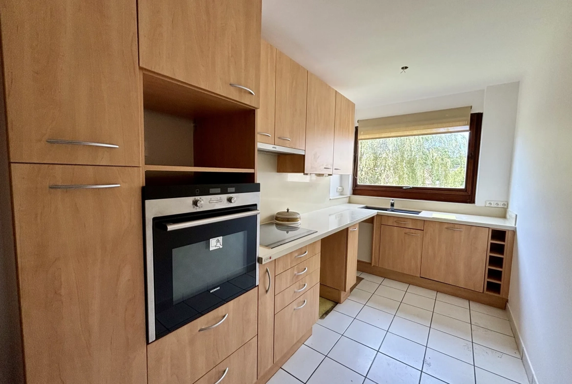 Appartement T2 avec loggia et parking à Le Chesnay, calme et proche des commerces 