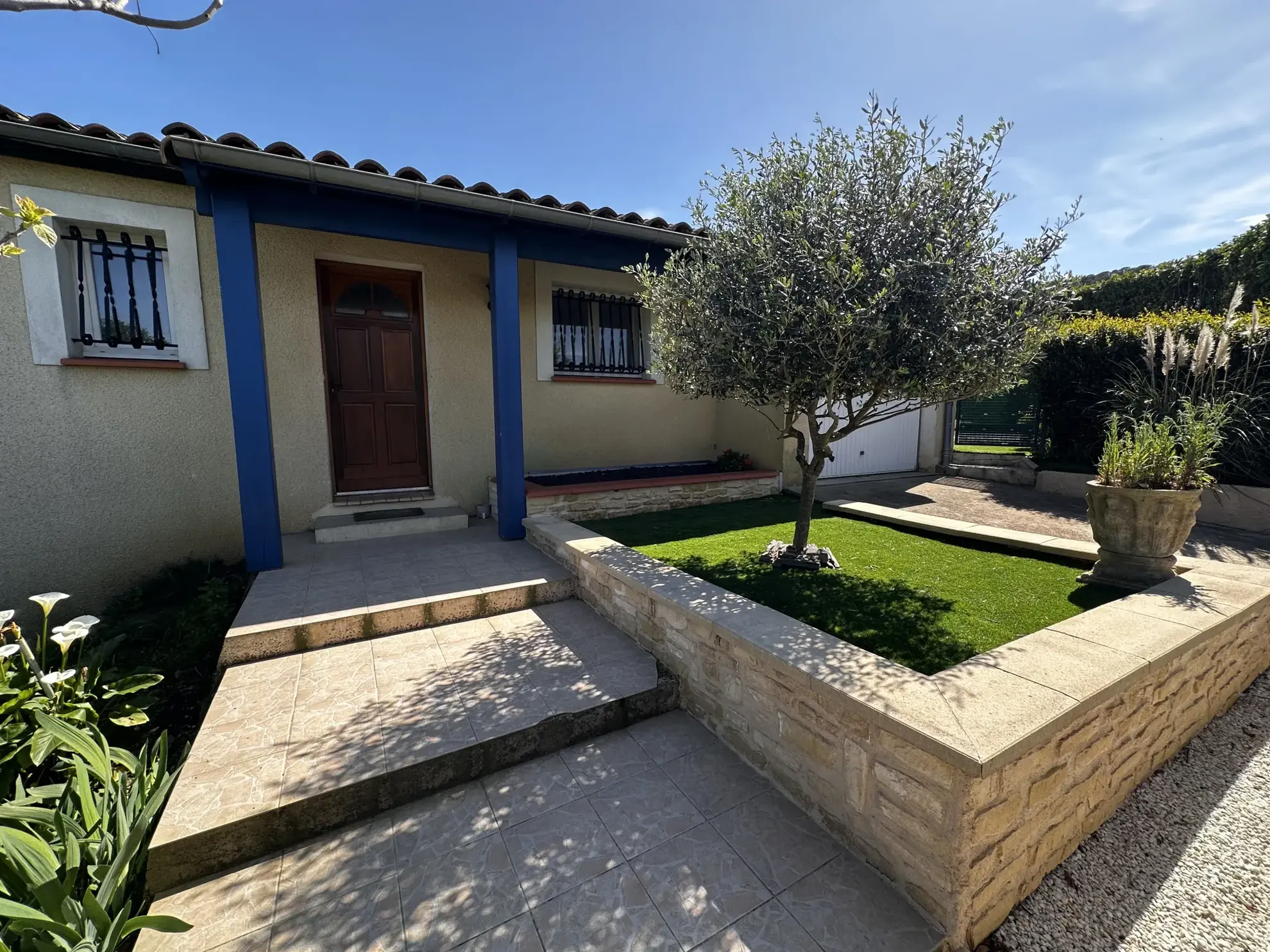 Maison de plain-pied avec piscine et jardin à Carcassonne – Excellent état 