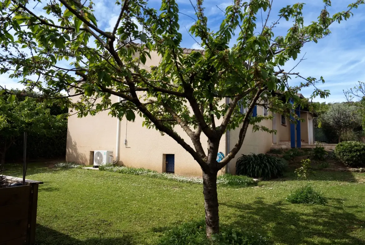 Maison de plain-pied avec piscine et jardin à Carcassonne – Excellent état 