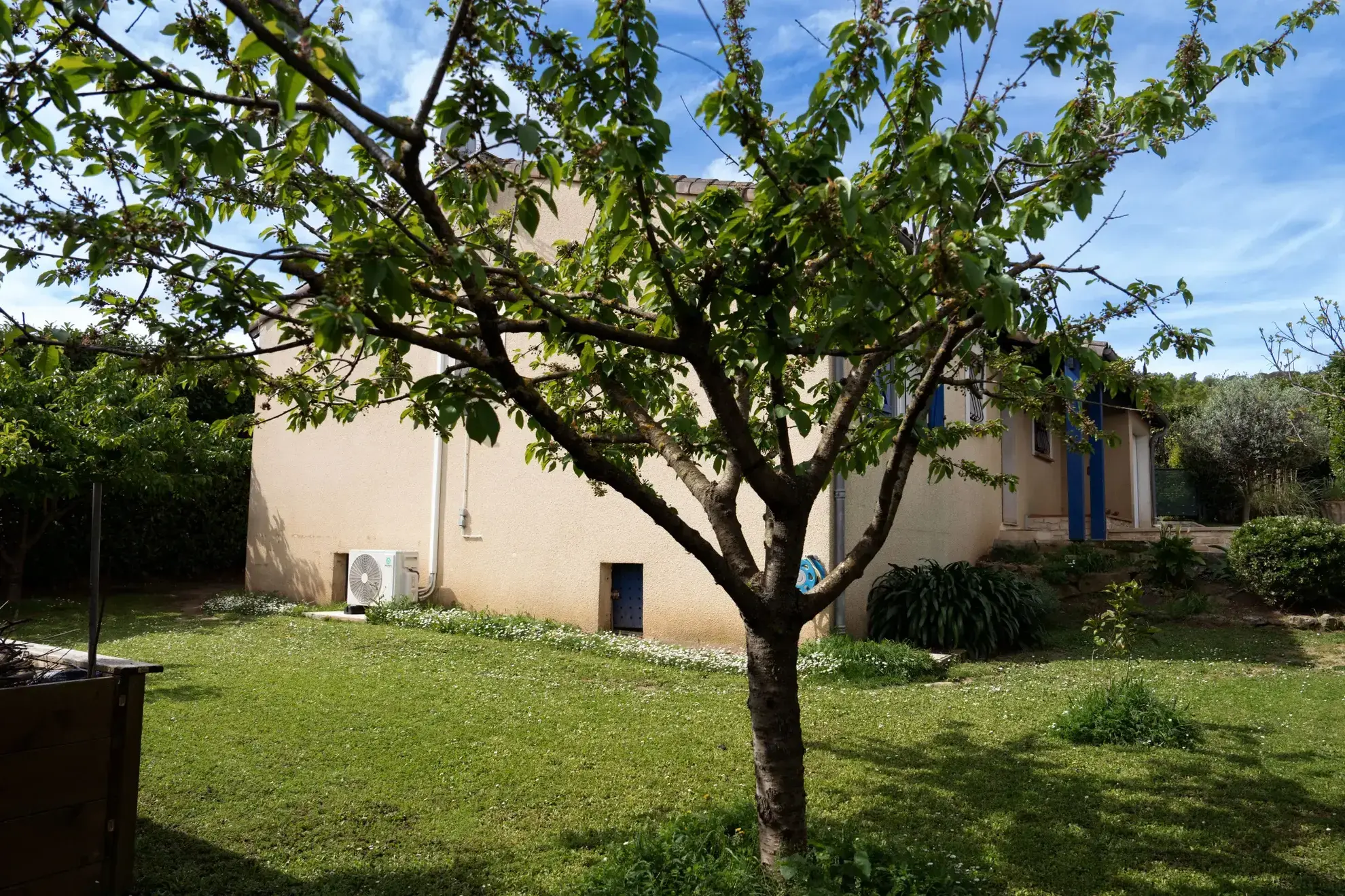 Maison de plain-pied avec piscine et jardin à Carcassonne – Excellent état 