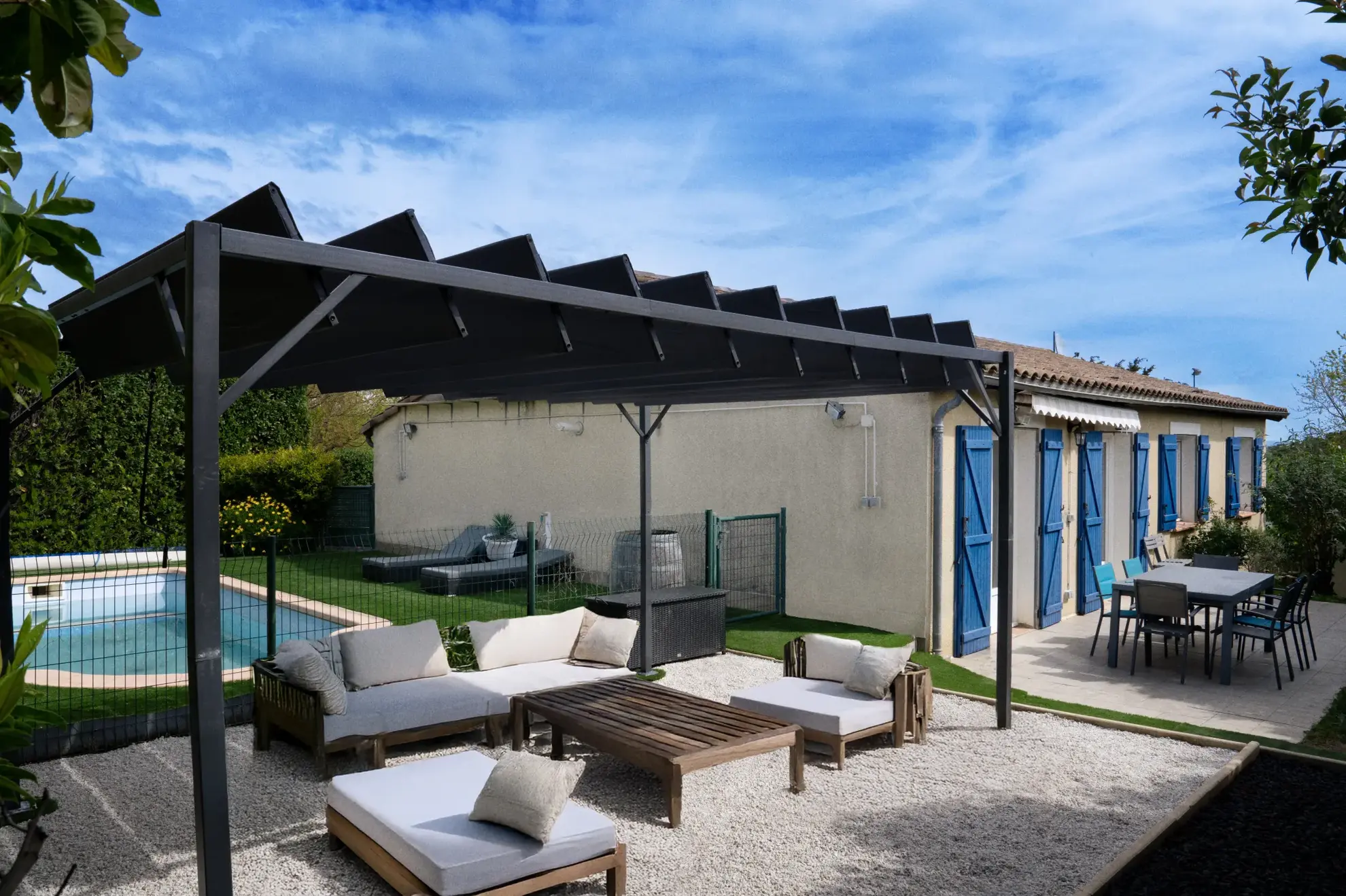 Maison de plain-pied avec piscine et jardin à Carcassonne – Excellent état 