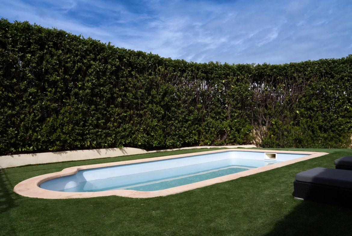 Maison de plain-pied avec piscine et jardin à Carcassonne – Excellent état 