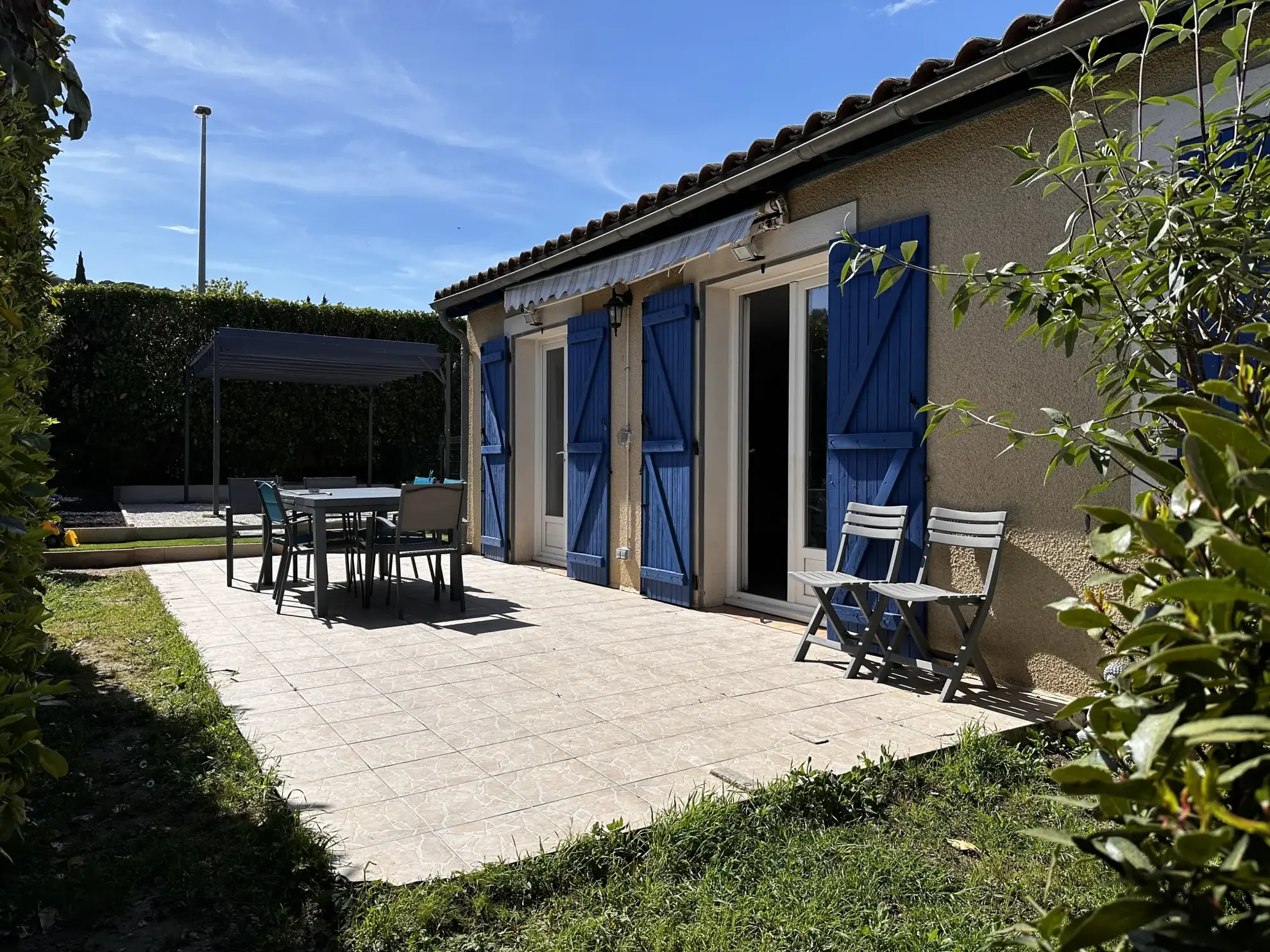 Maison de plain-pied avec piscine et jardin à Carcassonne – Excellent état 