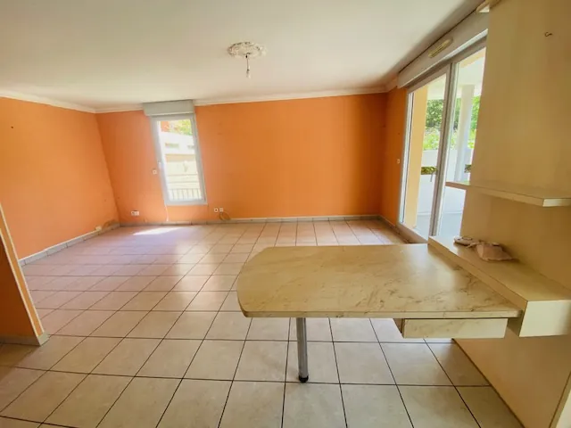 Appartement T3 avec terrasse et garages à Sain Bel - Résidence calme 