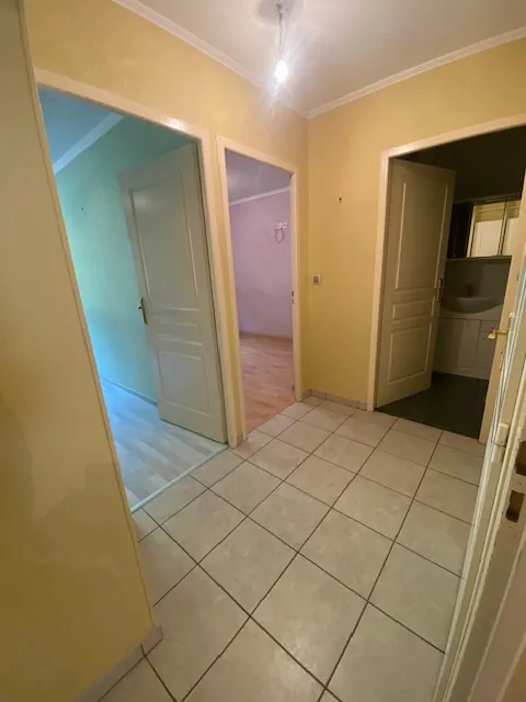 Appartement T3 avec terrasse et garages à Sain Bel - Résidence calme 