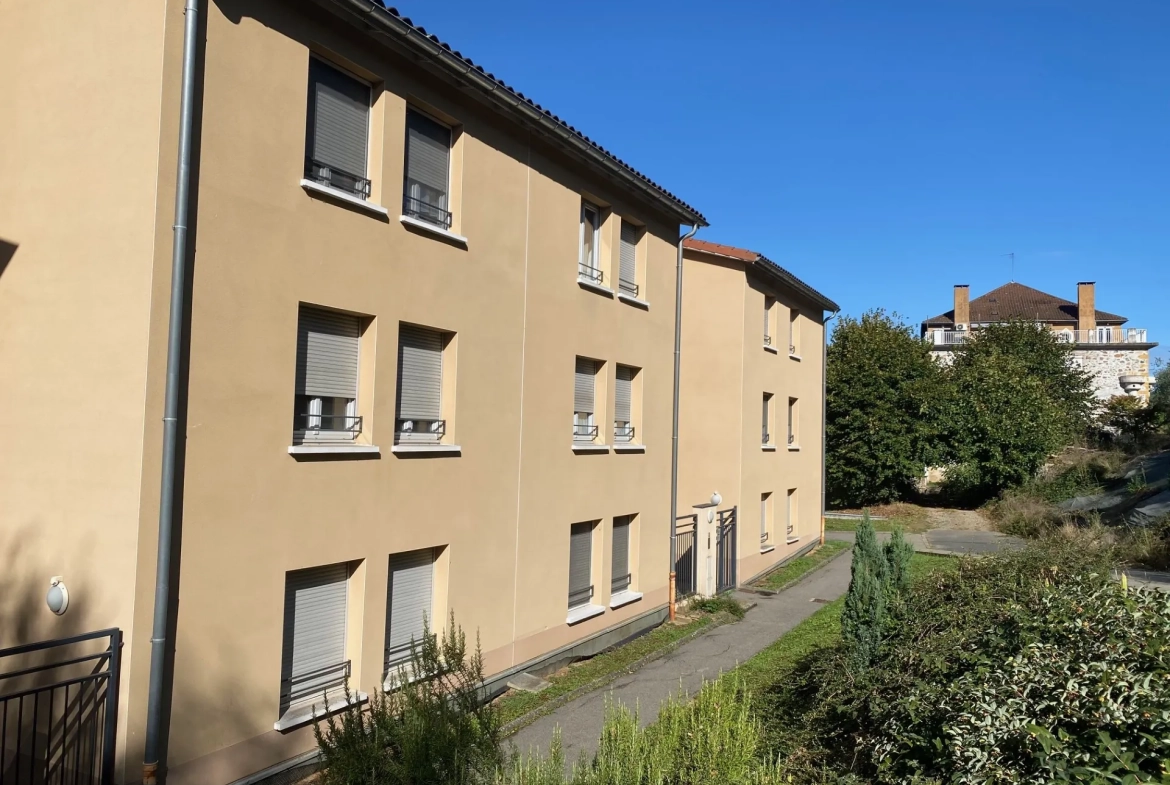 Appartement T3 avec terrasse et garages à Sain Bel - Résidence calme 