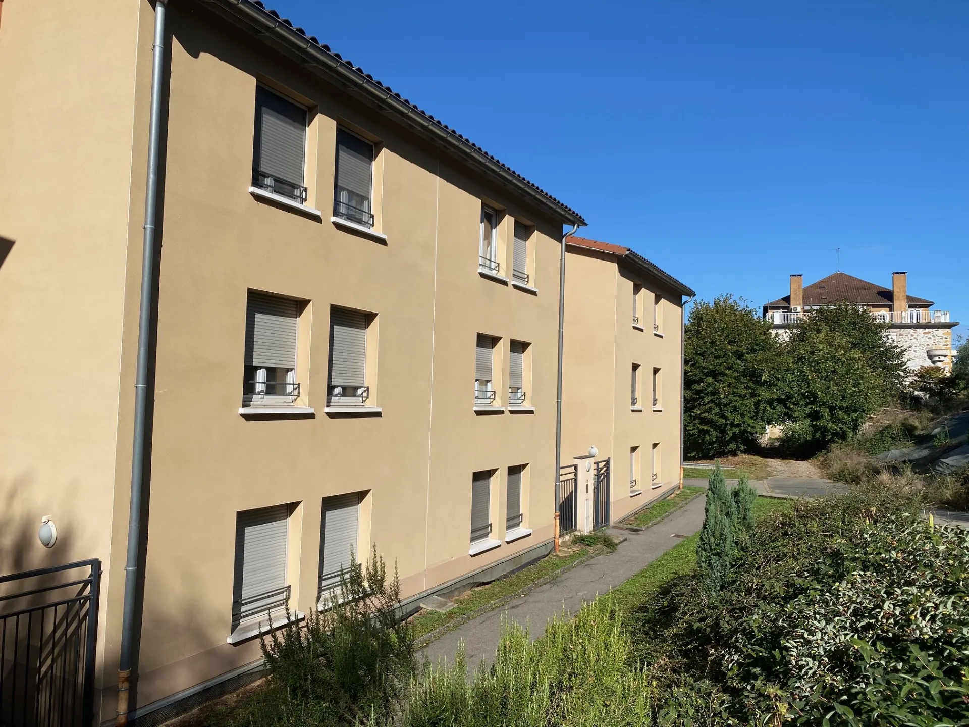 Appartement T3 avec terrasse et garages à Sain Bel - Résidence calme 
