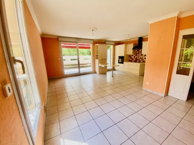 Appartement T3 avec terrasse et garages à Sain Bel - Résidence calme 