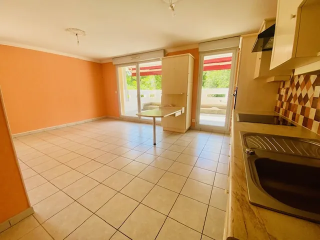 Appartement T3 avec terrasse et garages à Sain Bel - Résidence calme 