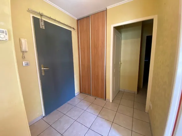 Appartement T3 avec terrasse et garages à Sain Bel - Résidence calme 