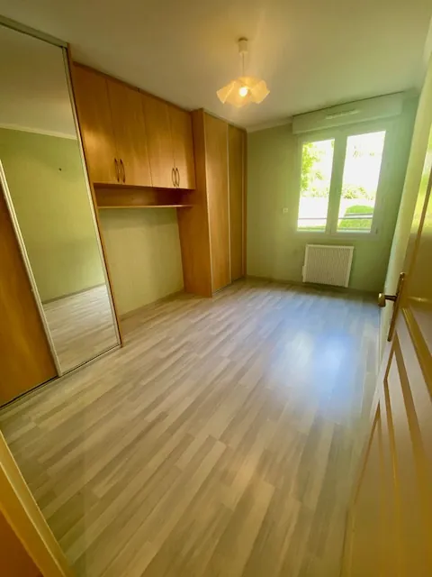 Appartement T3 avec terrasse et garages à Sain Bel - Résidence calme 