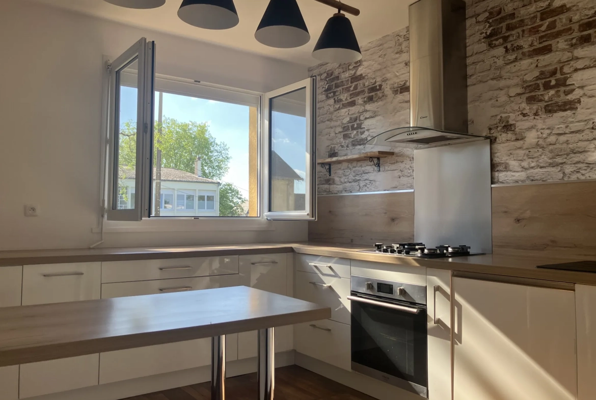 Appartement à Paimboeuf avec balcon, garage et cave - 3 chambres, proche commodités 