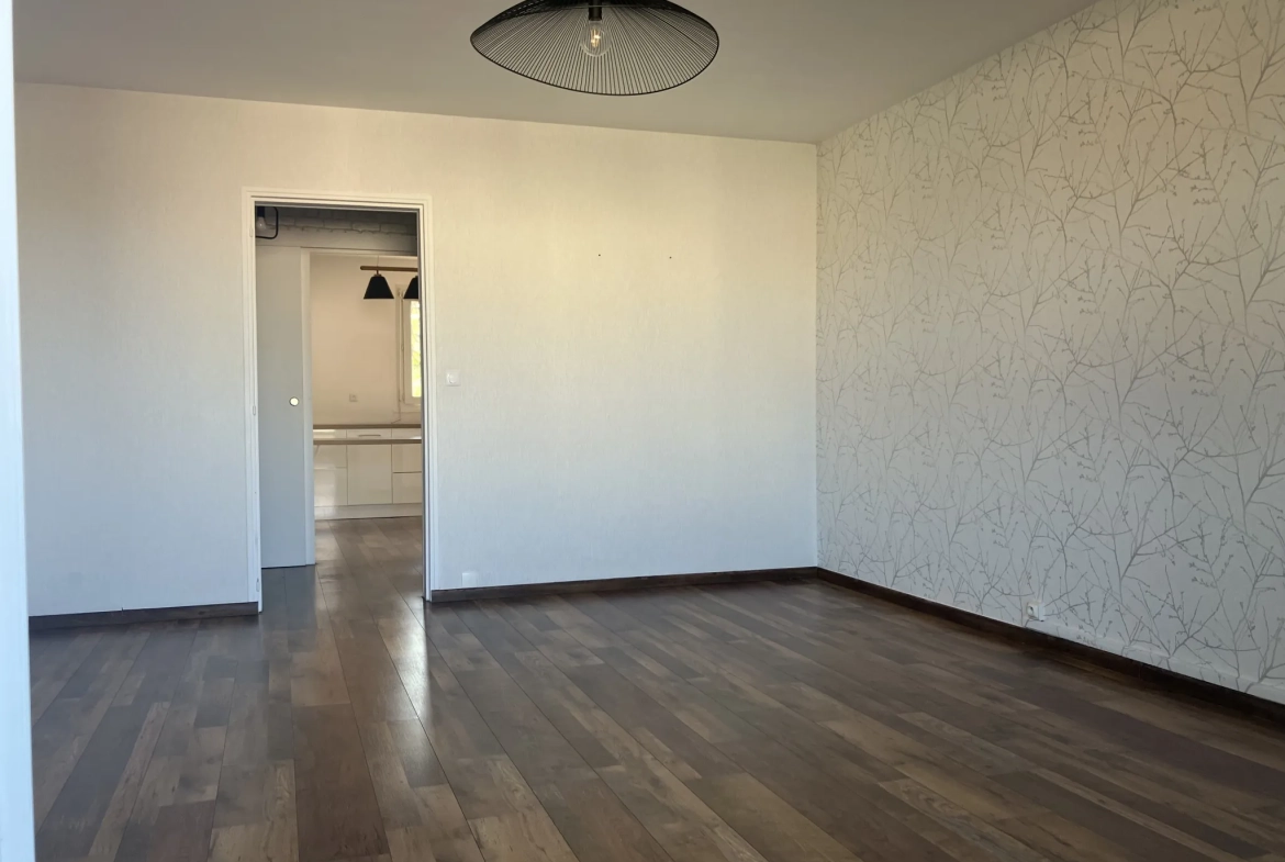 Appartement à Paimboeuf avec balcon, garage et cave - 3 chambres, proche commodités 