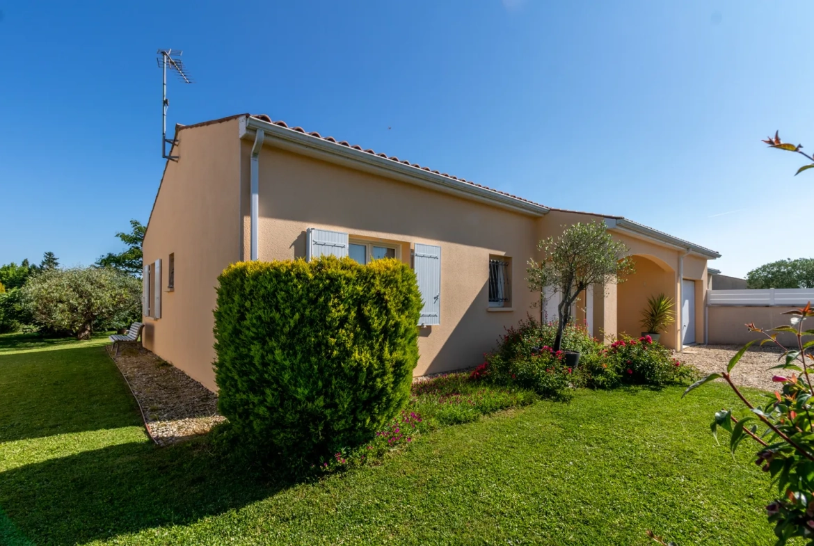 Maison de plain-pied à Chaniers avec jardin, 3 chambres, garage et terrasse 