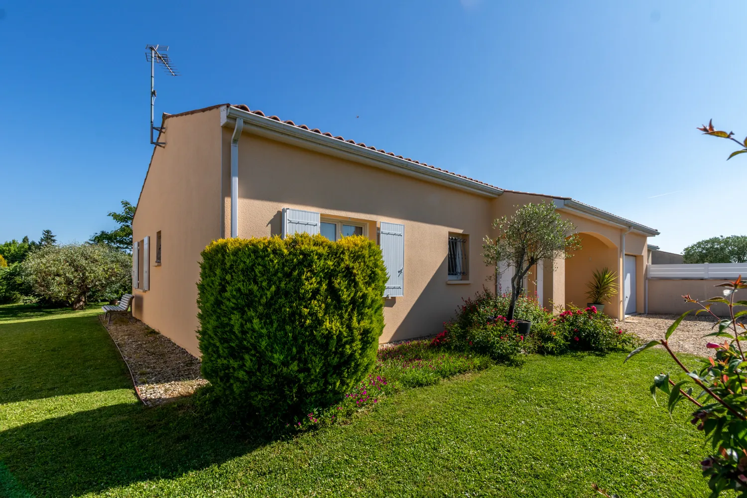 Maison de plain-pied à Chaniers avec jardin, 3 chambres, garage et terrasse 