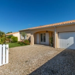 Maison de plain-pied à Chaniers avec jardin, 3 chambres, garage et terrasse