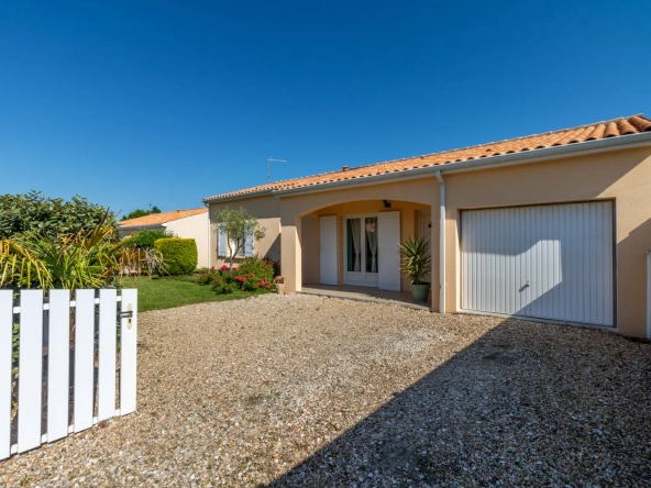 Maison de plain-pied à Chaniers avec jardin, 3 chambres, garage et terrasse