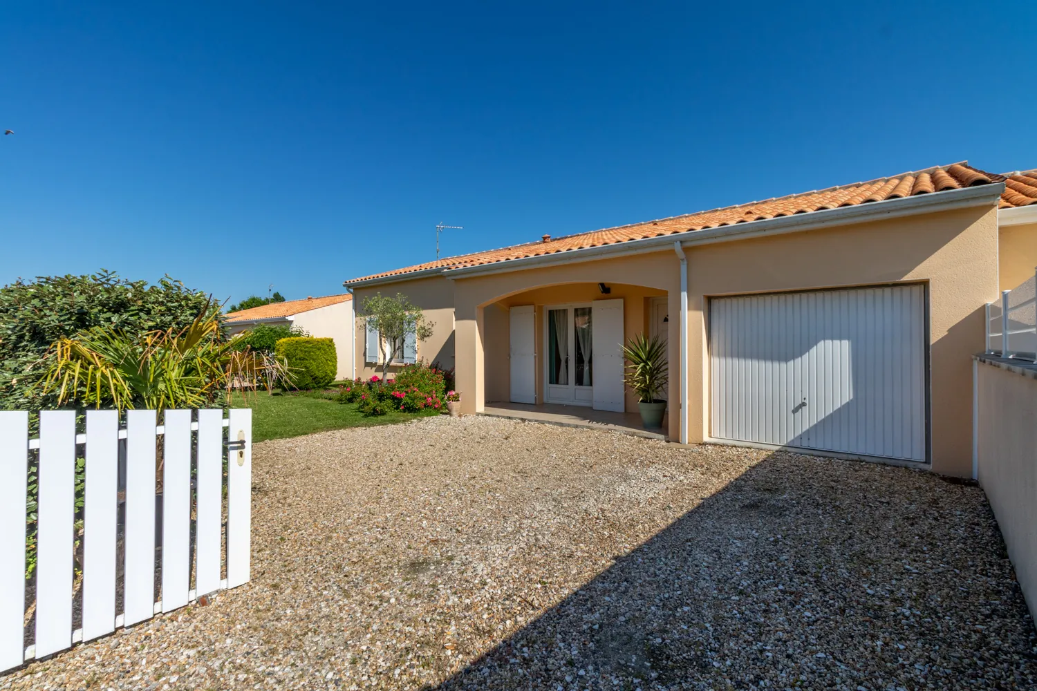 Maison de plain-pied à Chaniers avec jardin, 3 chambres, garage et terrasse 