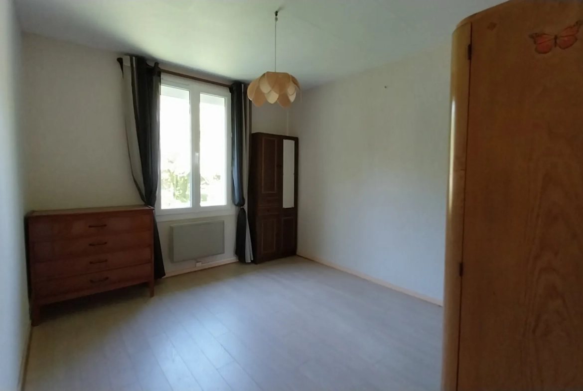 Maison de plain-pied avec 4 chambres, garage et jardin à Ribérac 