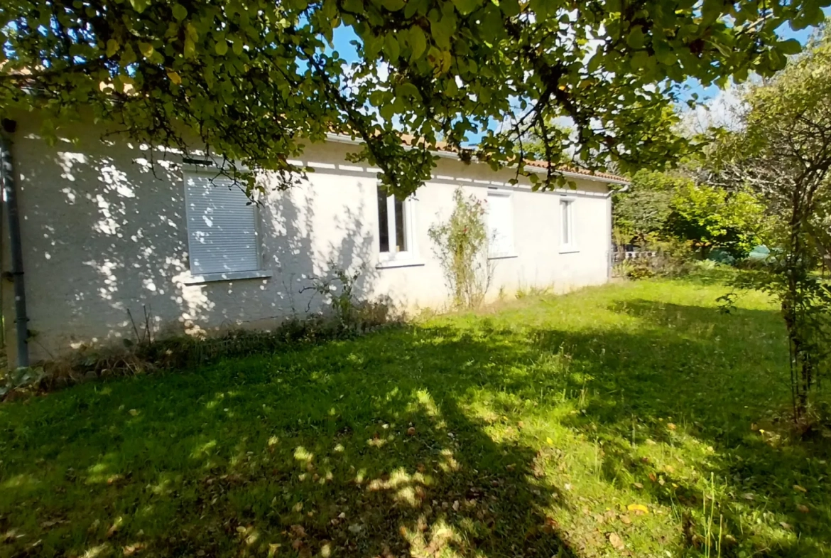 Maison de plain-pied avec 4 chambres, garage et jardin à Ribérac 