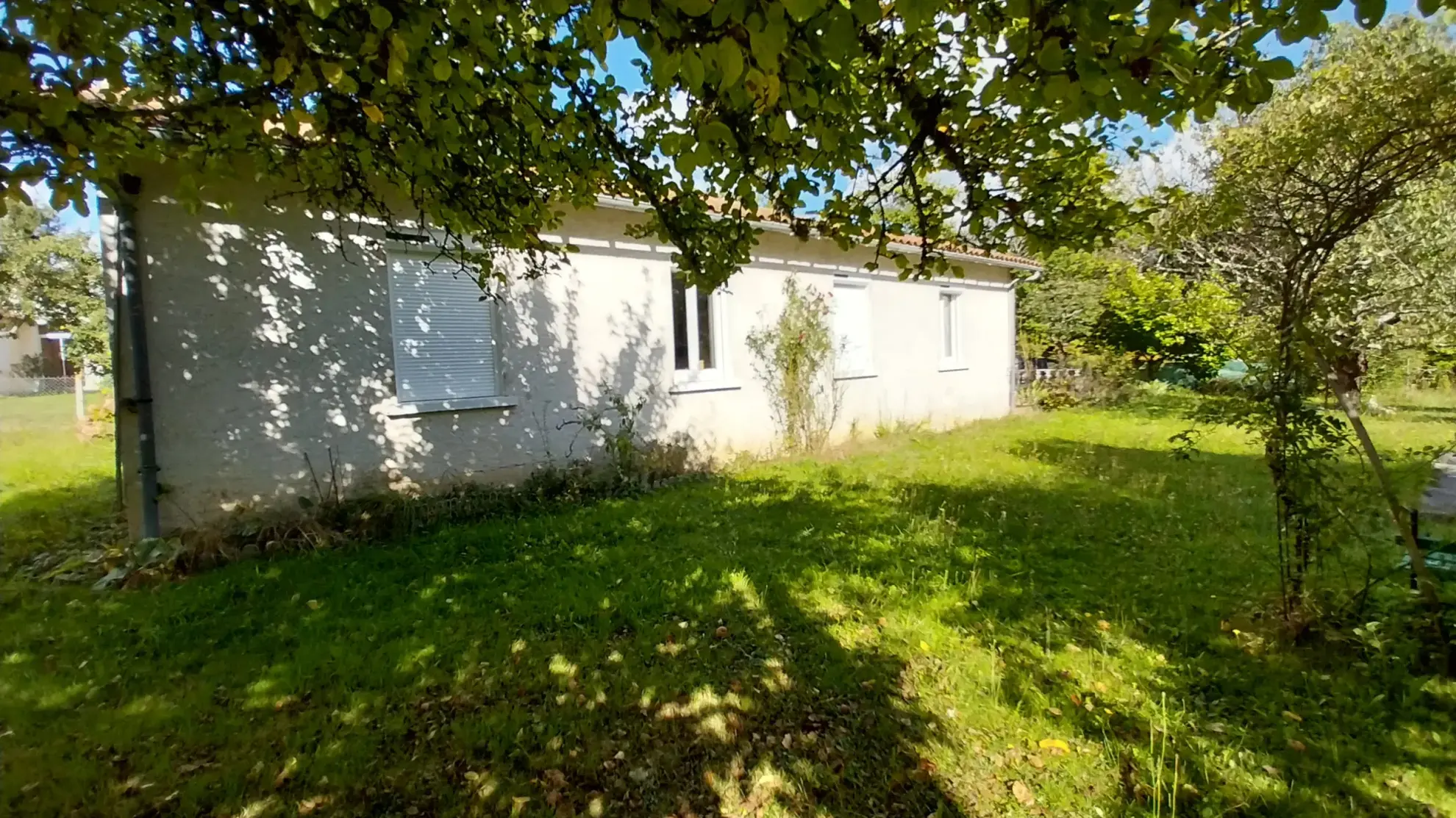 Maison de plain-pied avec 4 chambres, garage et jardin à Ribérac 