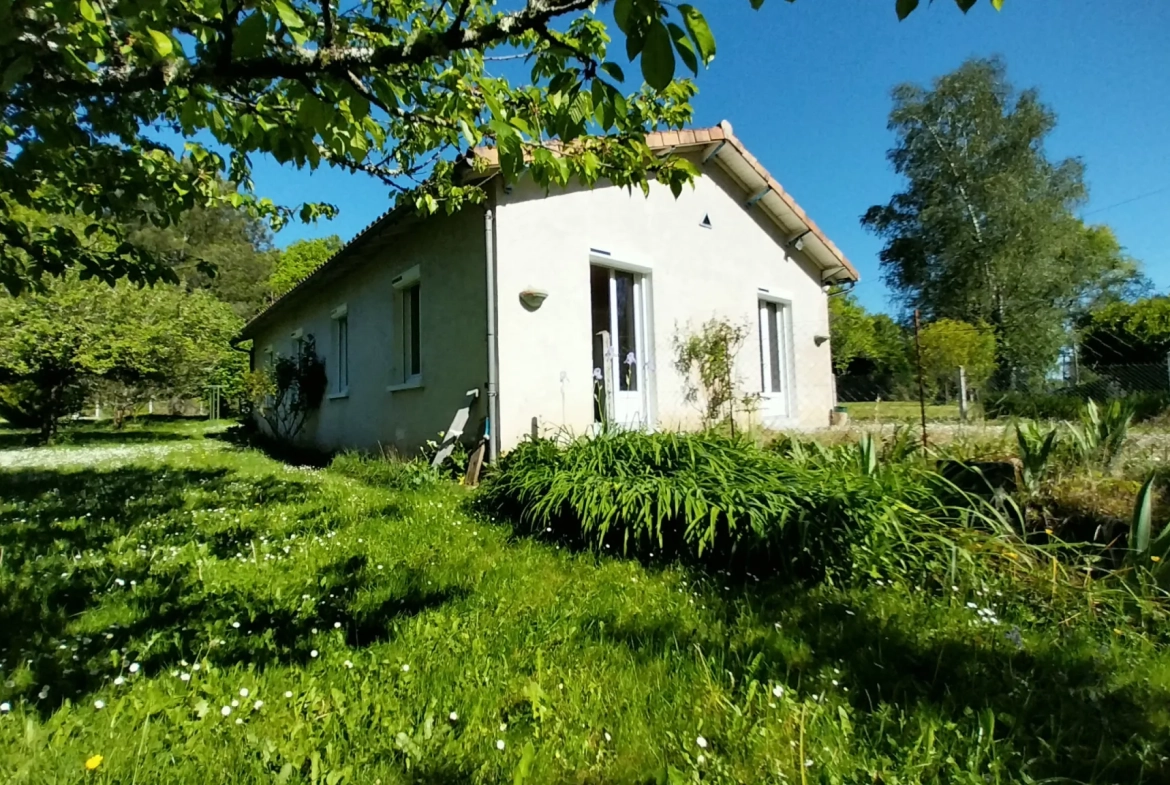 Maison de plain-pied avec 4 chambres, garage et jardin à Ribérac 
